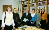 Airijos ambasada padovanojo Filologijos fakultetui studijoms reikalingų knygų