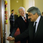 Indijos Respublikos ambasadorius Anilas Vadhva atveria duris į naują hindi kalbos kabinetą. V. Naujiko nuotr.