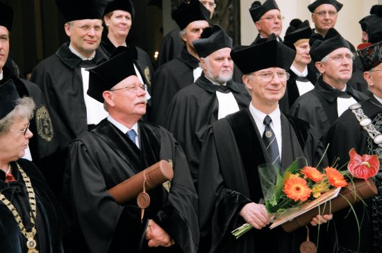 Iš kairės: profesoriai W. Smoczynskis ir R. Bittneris su Vilniaus universiteto Garbės daktarų regalijomis