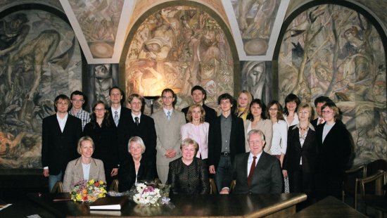 Prof. Marija Wasna (pirmoje eilėje antra iš kairės) apdovanojo geriausius VU studentus