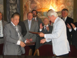 Sutarimo memorandumą pasirašė Almatos valstybinio Abajaus vardo univeristeto rektorius T. Sadykovas ir VU rektorius B.Juodka