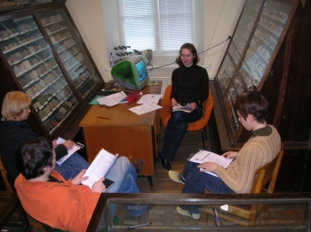 VU GMF gamtamokslininkai mokosi anglų kalbos mini grupėje pas dėstytoją savanorę, filologijos fakulteto studentę