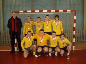 Varžybų sidabro medalio laimėtoja-TVM komanda (kairėje TVM sporto kuratorius R.Kaminskas)