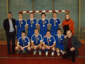 Varžybų nugalėtoja-EF futbolo komanda (viršuje kairėje-varžybų vyr.teisėjas R. Turskis, viršuje dešinėje-SSC direktorė doc.R. Žilinskienė, apačioje dešinėje-EF prodekanas doc. J. Martinavičius)