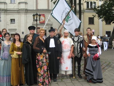 VU KHF iniciatyvinė grupė, vadovaujama Rimos Kubiliūtės, jau antrus metus prisideda prie mieste vykstančios viduramžių šventės „Hansa dienos“, organizuodama teatralizuotą „ekskursiją“ į XV–XVI amžių