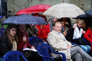 Žurnalistikos instituto kiemelyje šventės nesugadino lietus, Austėjos Masiokaitės nuotr.