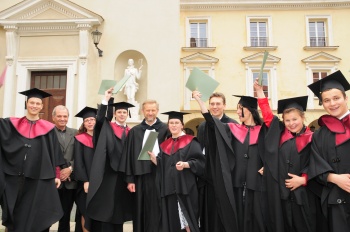 MIF absolventai su dekanu doc. dr. G. Stepanausku ir mokslo reikalų prorektoriumi prof. habil.dr.J.Baniu