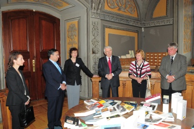 Ispanijos Karalystės ambasados dovana VU ir bibliotekai- per 100 knygų ispanų kalba. V.Naujiko nuotr.