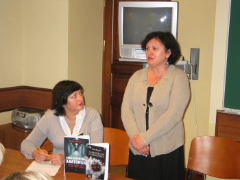 Knygos „Priklausomybių anatomija“ pristatymas - „Tyto Alba“ vadovė Lolita Varanavičienė ir knygos autorė Laima Bulotaitė. V.Denisenko nuotr.