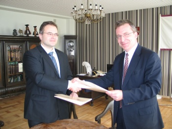 Sutarties pasirašymo momentas.Einantis LVAT pirmininko pareigas Ričardas Piličiauskas ir TF dekanas prof. V.Nekrošius
