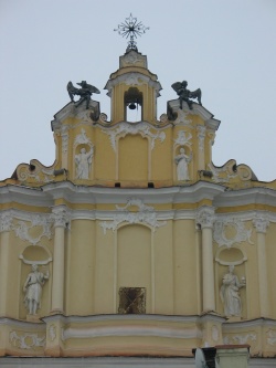 Rytinį Šv,Jonų bažnyčios fasadą puošia du angelai. M.Rimšelio nuotr.