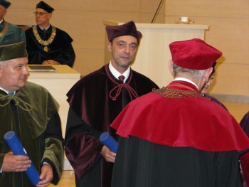 VU Teisės fakulteto prodekanui Gintarui Švedui (nuotr. centre) Lodzės universitete įteiktas socialinių mokslų srities teisės krypties habilituoto daktaro laipsnio diplomas