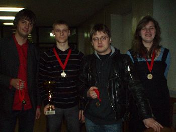 VU komanda su čempionų medaliais ir taure