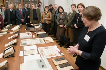 Rankraščių skyriaus vedėja Nijolė Šulgienė parodė retus VUB eksponatus. R.Malaiškos nuotr.