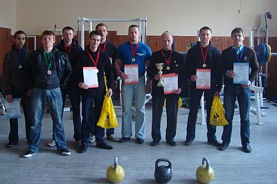 VU svarsčių ir sunkumų kilnojimo rinktinių nariai po varžybų su treneriu R. Cijūnėliu (trečias iš dešinės)
