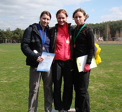 Viduryje čempionė V. Žūsinaitė, jai iš kairės II vietos laimėtoja L. Batulevičiūtė. Nuotrauka R. Žilinskienės