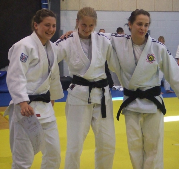 Dziudo varžybose savo svorio kategorijoje čempionės titulą iškovojusi R. Aksionova (viduryje).