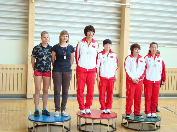 Stalo teniso varžybose Kinijos studentes aplenkusios vicečempionės A. Gecevičiūtė ir A. Stirbytė (kairėje).