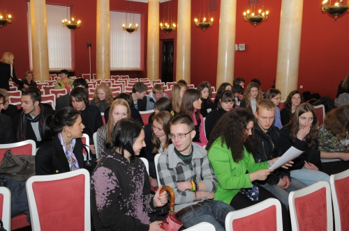 Vilniaus universiteto Mažojoje auloje įteikiami diplomai pirmajai „Lyderystės akademiją“ baigusių moksleivių kartai.