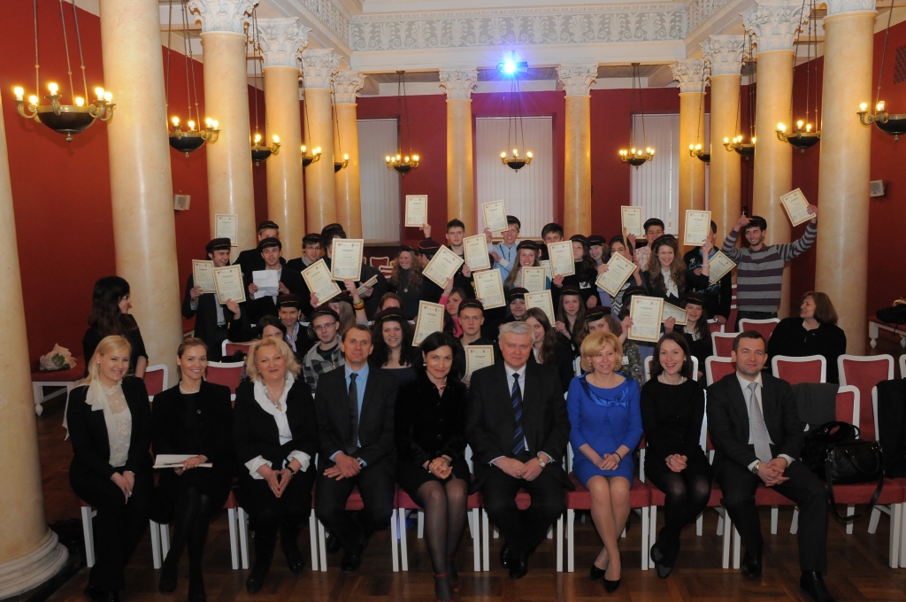 Vilniaus universiteto Mažojoje auloje įteikiami diplomai pirmajai „Lyderystės akademiją“ baigusių moksleivių kartai.