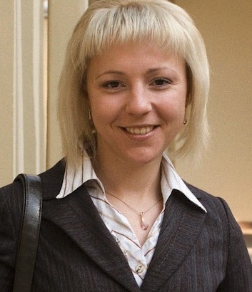 Chemijos fakulteto docentė Inga Čikotienė Vilniaus universiteto Didžiajame kieme