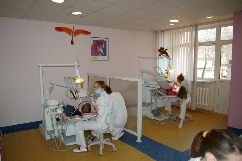 VU Medicinos fakulteto odontologijos specialybės studentai gydod mažuosius pacientus
