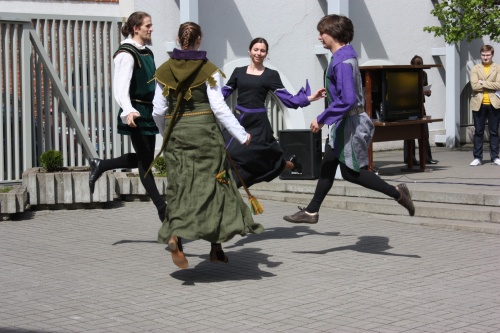 Viduramžių šokiai fakultetui sutiekia ypatingą aurą