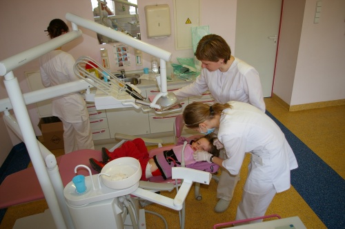 VU Medicinos fakulteto odontologijos specialybės studentai gydod mažuosius pacientus