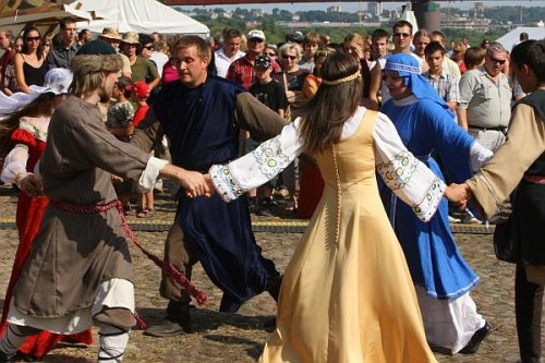 Užburiantys viduramžių šokiai