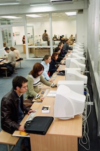 Studentai prie kompiuterių