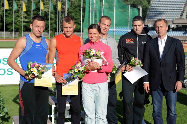 Rekordo estafetės bėgimo rungtyje pasiekęs M. Skrabulis (pirmas iš kairės). A. Pliadžio nuotr.