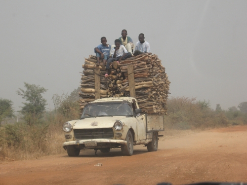 Nigerijoje žmonės gyvena arba labai skurdžiai, arba labai prabangiai. Autorės nuotr. 