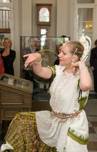 Klasikinį indų šokį šoka buvusi Orientalistikos centro studentė Kristina Dolinina. R.Malaiškos nuotr.