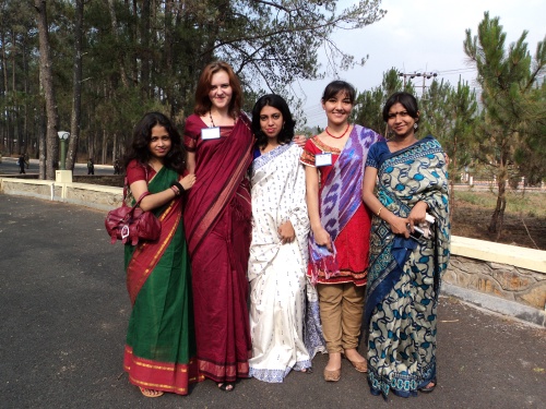 TSPMI tarptautinių santykių ir diplomatijos magitro studijų studentė Loreta Ždanovaitė (antra iš kairės) su studijų draugėmis Indijoje. Nuotr. iš asm. albumo