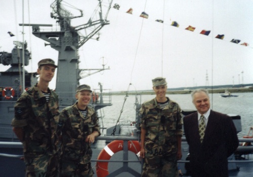 Praktika Atlanto vandenyne 1998 m. Prof. R. Žaromskis su studentais  kariniame laive Vėtra.
