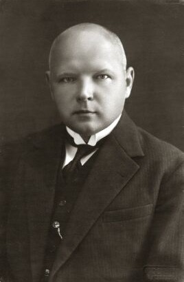 Vladas Jurgutis (1885–1966) – ekonomikos mokslų daktaras, profesorius, pirmasis tarpukario Lietuvos banko valdytojas, vadinamas lito „tėvu“.