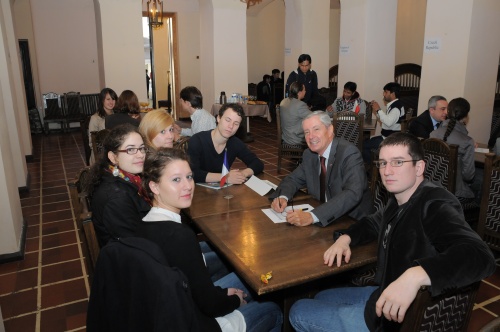 Prancūzijos ambasados darbuotojų susitikimo su savo šalies studentais, studijuojančiais VU, akimirka. V.Naujiko nuotr.