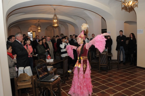 VU studentė iš Kazachstano šoka nacionalinį šokį. V.Naujiko nuotr.