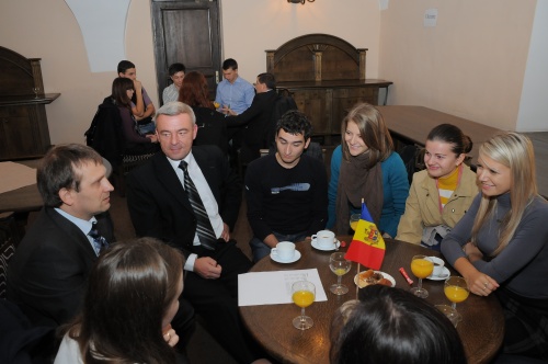Moldovos ambasados darbuotojai bendrauja su savo šalies studentais, studijuojančiais VU. V.Naujiko nuotr.
