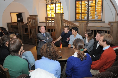 Vokietijos ambasados darbuotojų susitikimo su savo šalies studentais, studijuojančiais VU, akimirka. V.Naujiko nuotr.