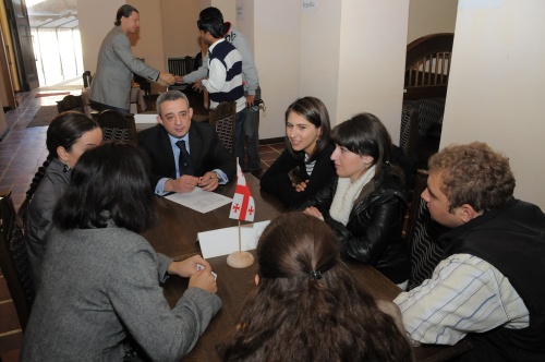 Gruzijos ambasados darbuotojų susitikimo su savo šalies studentais, studijuojančiais VU, akimirka. V.Naujiko nuotr.