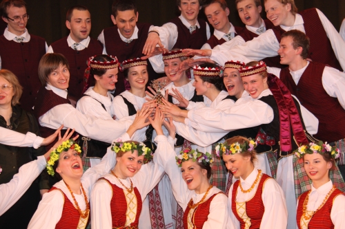 Vilniaus universiteto dainų ir šokių ansamblis – vienas seniausių studentų kolektyvų Lietuvoje buvo ir puikiai vertinamas Lietuvos tautinio meno mėgėjų ir turi savo gerbėjų ratą. Ansamblio archyvo nuotr.