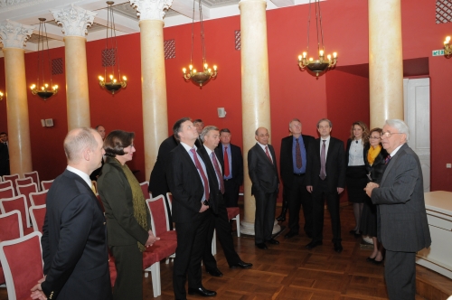 Prieš komisijos posėdį garbūs svečiai susitiko su Vilniaus universiteto rektoriumi akad. Benediktu Juodka, apžiūrėjo istorinį architektūrinį universiteto ansamblį. V. Naujiko nuotr.