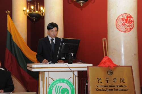 Kinijos Liaudies Respublikos ambasadorius J. E. T. Mingtao pabrėžė, kad Konfucijaus institutas yra „puiki edukacinė įstaiga“. 