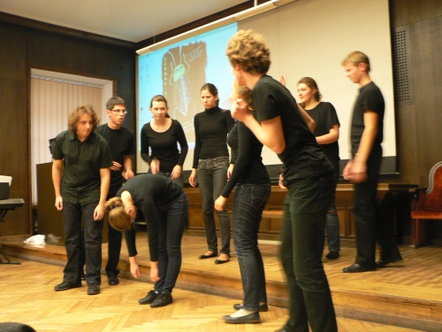 Vilniaus licėjaus moksleiviai suvaidino spektaklį.Organizatorių nuotr.