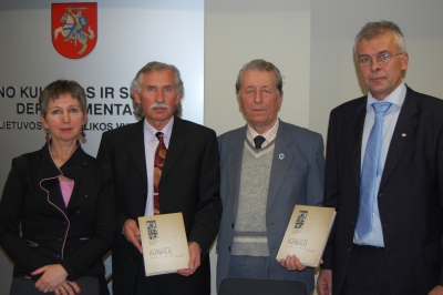 Knygos autoriai: L. Mikutienė, V. Jančiauskas, G. Kalinauskas ir R. Turskis.