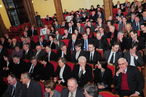 Gruodžio 23 d. Vilniaus universiteto Taryba ir Senatas susirinko į iškilmingą posėdį, skirtą palydėti besibaigiančius metus. Jame buvo pagerbti per praėjusius metus labiausiai nusipelnę VU akademinės bendruomenės nariai.