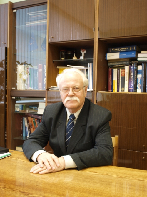 Biochemijos instituto direktorius prof. habil. dr. Valdas Stanislovas Laurinavičius dirba Biochemijos institute nuo 1974 m., direktoriaus pareigas eina nuo 2004 m