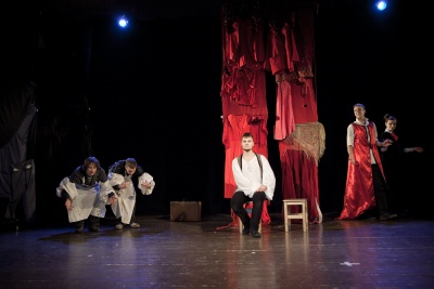 Scena iš spektaklio „Sveiki, aš Hamletas“. Nuotr. teatro arch.