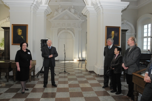 Naujos skaityklos atidaryme dalyvavo Vilniaus universiteto rektorius akad. Benediktas Juodka, prorektoriai, taip pat daug svečių, tarp kurių buvo ir Rytų šalių ambasadoriai, reziduojantys Lietuvoje. 